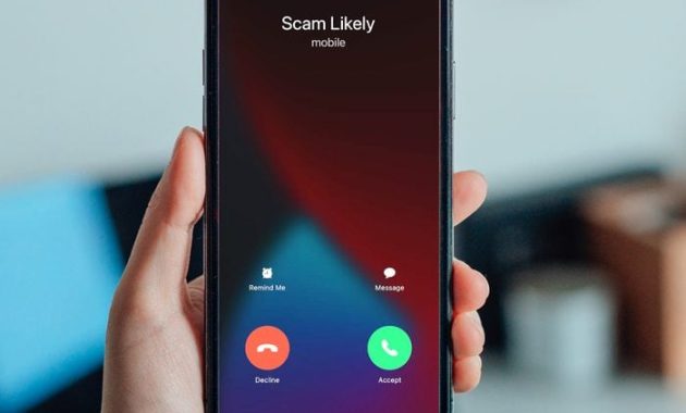 gambar seseorang yang memegang iPhone dan menerima kemungkinan panggilan penipuan